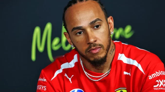 Lewis Hamilton, piloto de Fórmula 1, enfrentando uma das eras mais desafiadoras da história da categoria, com perfil concentrado e expressão séria.
