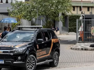 Roberto Vorcaro sendo transferido de Guarulhos para uma unidade prisional no interior de São Paulo, com presença de veículos da polícia federal e profissionais de segurança no local.