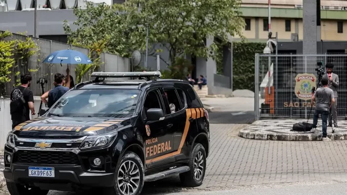 Roberto Vorcaro sendo transferido de Guarulhos para uma unidade prisional no interior de São Paulo, com presença de veículos da polícia federal e profissionais de segurança no local.