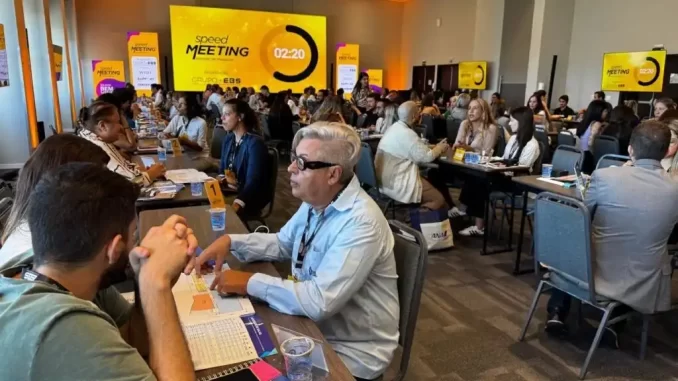 Participantes no Speed Meeting MICE 2026 em São Paulo, reunindo compradores e fornecedores dos setores de eventos e viagens em um evento de networking e negócios.