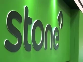 Imagem da fachada da Stone com destaque para o logo verde e letras pretas, ilustrando a notícia sobre o corte de 370 postos de trabalho pela Stone, que liga as demissões ao uso de inteligência artificial, conforme reportagem recente.