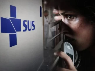 Mulher utilizando telefone para teleatendimento do SUS, que oferece suporte especializado para mulheres vulneráveis expostas à violência.