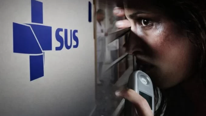 Mulher utilizando telefone para teleatendimento do SUS, que oferece suporte especializado para mulheres vulneráveis expostas à violência.