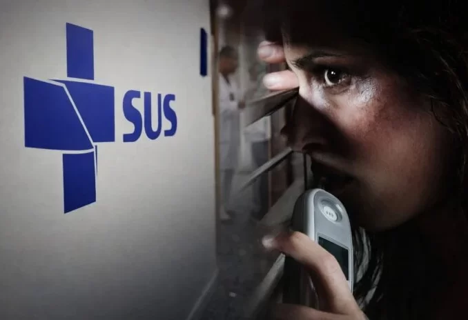 Mulher utilizando telefone para teleatendimento do SUS, que oferece suporte especializado para mulheres vulneráveis expostas à violência.