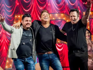Leonardo, Bruno & Marrone em palco durante a Turnê Cabaré no Pacaembu, celebrando com o público em uma noite de muita música e animação.