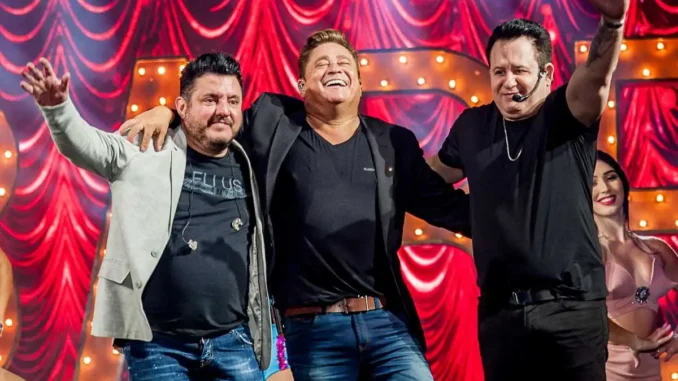 Leonardo, Bruno & Marrone em palco durante a Turnê Cabaré no Pacaembu, celebrando com o público em uma noite de muita música e animação.