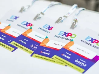 Expo Empreendedor 2026 transforma o Expo Center Norte em polo de negócios: Credenciais de acesso com a marca Expo Empreendedor 2026, em destaque, sobre uma mesa, com cartões coloridos para participantes.