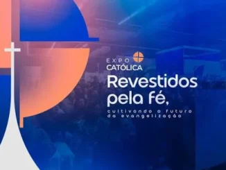 ExpoCatólica 2026 reúne inovação, arte sacra e novas formas de evangelização: Imagem promocional do evento Expo Catolica com o tema “Revestidos pela fé”, cenário azul e elementos religiosos de cruz e círculos, incluindo o texto “Cultivando o futuro”.