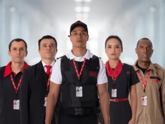Grupo GR abre mais de 150 vagas de emprego na capital de São Paulo: Imagem mostra uma equipe de trabalhadores com uniformes e crachás, posando para foto em ambiente corporativo, remetendo a seleção e oportunidades de emprego.