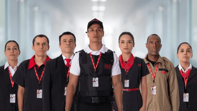 Grupo GR abre mais de 150 vagas de emprego na capital de São Paulo: Imagem mostra uma equipe de trabalhadores com uniformes e crachás, posando para foto em ambiente corporativo, remetendo a seleção e oportunidades de emprego.
