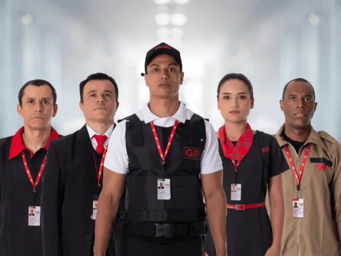Grupo GR abre mais de 150 vagas de emprego na capital de São Paulo: Imagem mostra uma equipe de trabalhadores com uniformes e crachás, posando para foto em ambiente corporativo, remetendo a seleção e oportunidades de emprego.