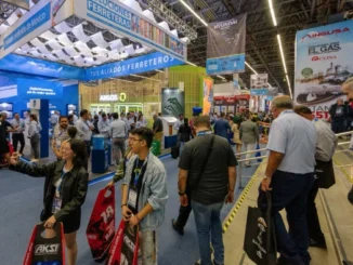 Feira no pavilhão da Expo Nacional Ferretera 2026 no México, com visitantes circulando entre estandes e a delegação do Think Plastic Brazil representando 16 empresas brasileiras.