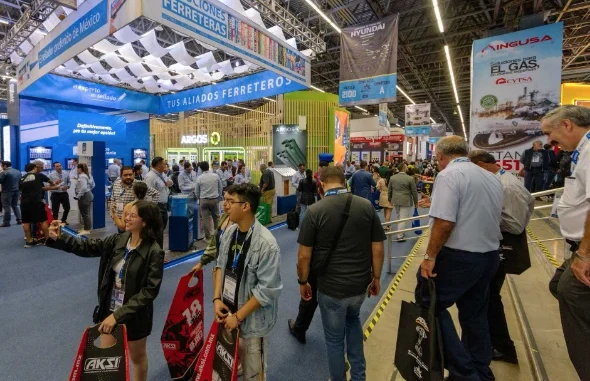 delegacao-think-plastic-brazil-16-empresas-expo-nacional-ferretera-2026-mexico Feira no pavilhão da Expo Nacional Ferretera 2026 no México, com visitantes circulando entre estandes e a delegação do Think Plastic Brazil representando 16 empresas brasileiras.