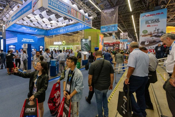 Feira no pavilhão da Expo Nacional Ferretera 2026 no México, com visitantes circulando entre estandes e a delegação do Think Plastic Brazil representando 16 empresas brasileiras.