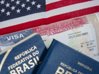 EUA suspendem agendamentos para vistos de imigrantes: close em passaportes e visto americano ao lado da bandeira dos Estados Unidos, simbolizando restrições de entrada.