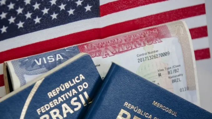 EUA suspendem agendamentos para vistos de imigrantes: close em passaportes e visto americano ao lado da bandeira dos Estados Unidos, simbolizando restrições de entrada.