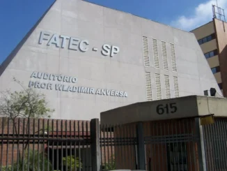 Fachada do prédio da FATEC-SP com a inscrição “Aquece o Frio / Em comemoração Aniversa” e número 615, céu azul ao fundo. Confira informações sobre isenção e redução da taxa do Vestibular Fatec 2027.