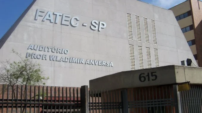 Fachada do prédio da FATEC-SP com a inscrição “Aquece o Frio / Em comemoração Aniversa” e número 615, céu azul ao fundo. Confira informações sobre isenção e redução da taxa do Vestibular Fatec 2027.