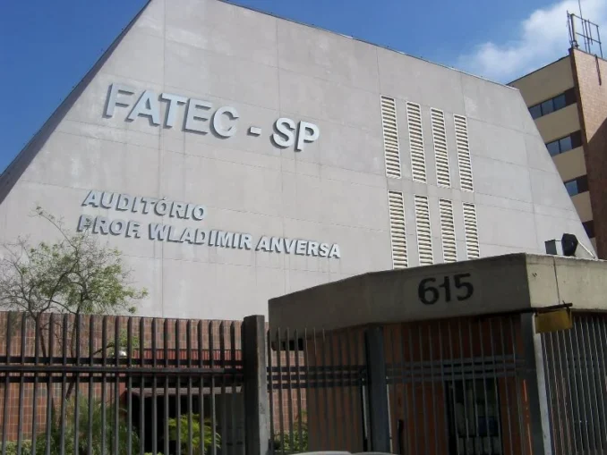 Fachada do prédio da FATEC-SP com a inscrição “Aquece o Frio / Em comemoração Aniversa” e número 615, céu azul ao fundo. Confira informações sobre isenção e redução da taxa do Vestibular Fatec 2027.
