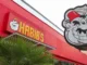 Fachada da rede Habib’s com o letreiro “HABIB’S” e o mascote do restaurante em destaque, em contexto de notícia sobre o Grupo Habib’s em recuperação judicial.