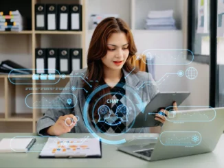 Profissional em escritório usa tablet e notebook enquanto interage com interface de IA generativa, com ícones e circuito de dados ao redor, sugerindo chat e automação; texto sobre ausência de retorno financeiro para a maioria das empresas no Brasil.