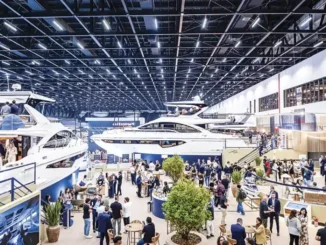 São Paulo Boat Show 2026 com grandes embarcações de luxo em um amplo pavilhão, destacando a arquitetura de alto padrão e a circulação de visitantes