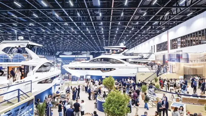 sao-paulo-boat-show-2026-embarcacoes-de-luxo-arquitetura-alto-padrao São Paulo Boat Show 2026 com grandes embarcações de luxo em um amplo pavilhão, destacando a arquitetura de alto padrão e a circulação de visitantes
