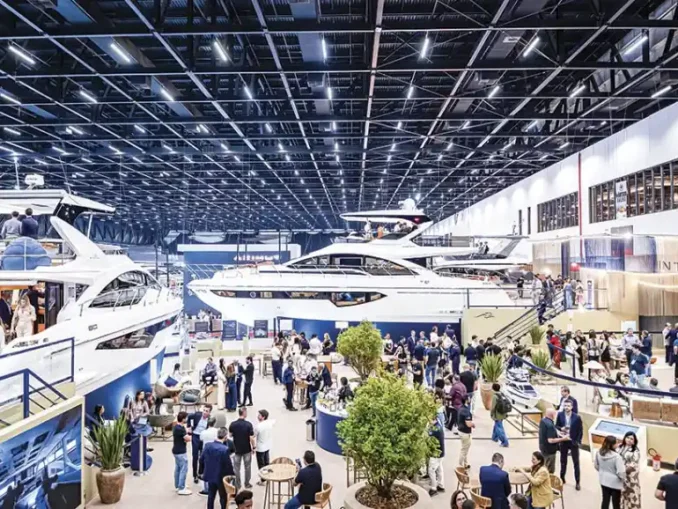 São Paulo Boat Show 2026 com grandes embarcações de luxo em um amplo pavilhão, destacando a arquitetura de alto padrão e a circulação de visitantes