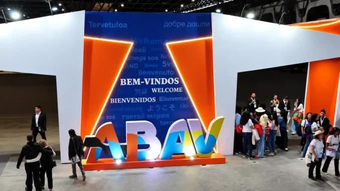 abav-meetingsp-5-painel-luminoso-e-publico-no-evento-turismo