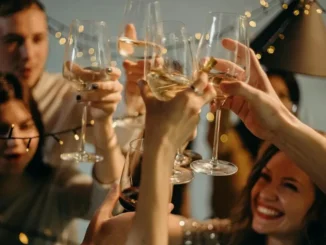 Planejamento antecipado em confraternização corporativa de dezembro, com pessoas brindando em uma festa festiva, taças de espumante e clima de celebração.